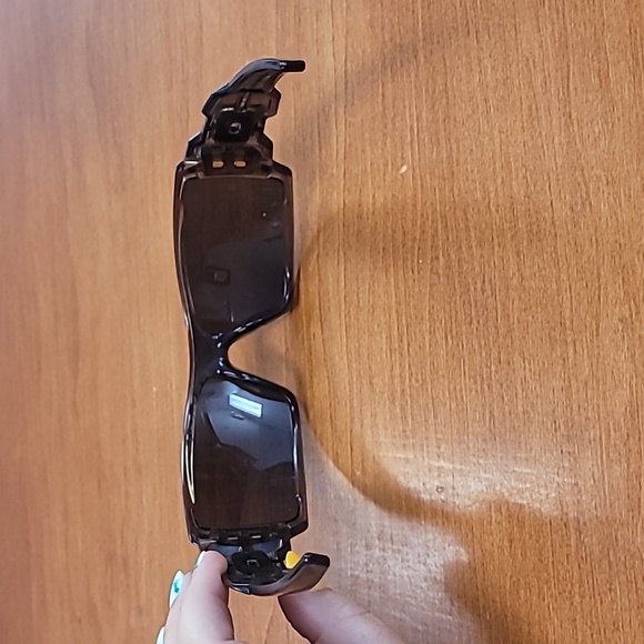 Brown Oakley sunglasses with soft black case - Picture 4 of 6